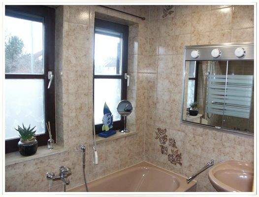 ...Wanne und 2 Fenster!