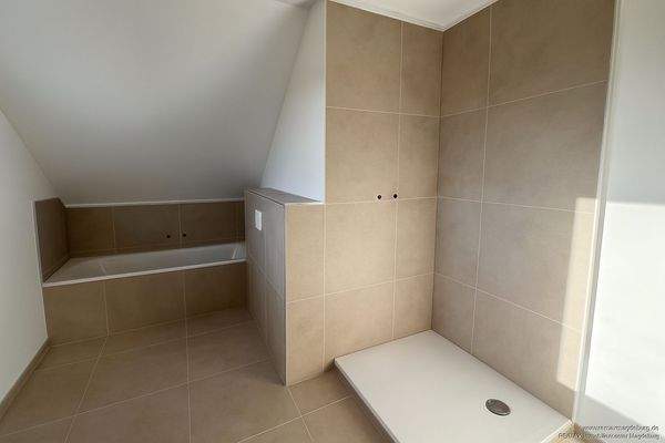 Bad mit Wanne und Dusche 