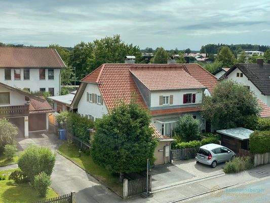 hier erkennt man gut das *Krüppelwalmdach*