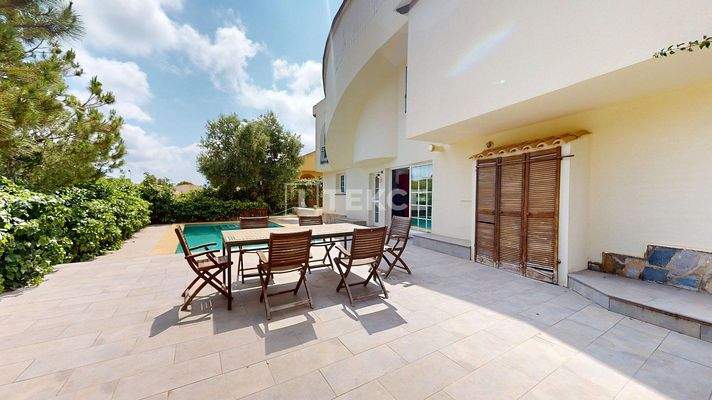 5 Bedroom Villa with Jacuzzi and Garden in Orihuela Costa