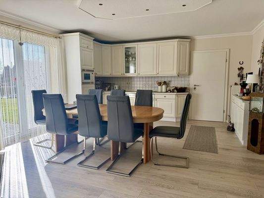 Küche mit offenen Wohn- und Essbereich