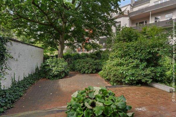 Gepflasterter Terrassenbereich zur Alleinnutzung.