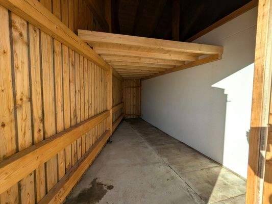 Schuppen neben der Garage