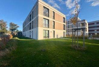 Gebäude-/ mit Gartenansicht