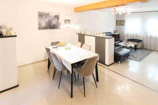 Esszimmer und Wohnzimmer