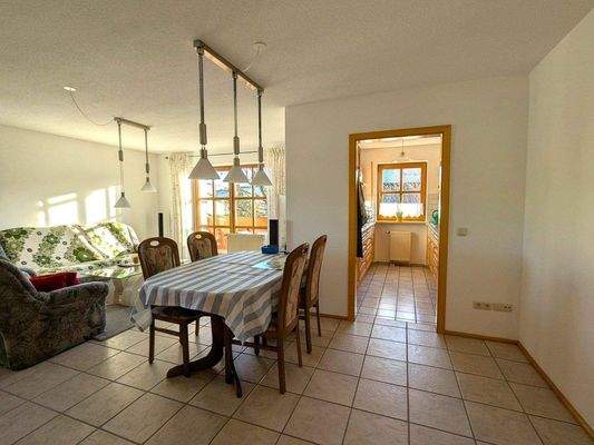 Lichtdurchflutetes Wohnzimmer mit Küchennische