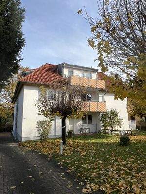 zur Straße ausgerichtet