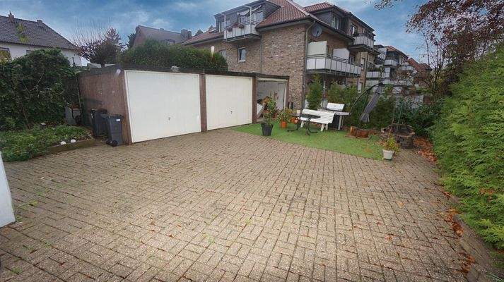 der Gartenbbereich mit den 3 Garagen