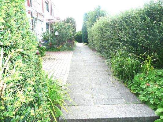 Fußweg   zum   Haus 