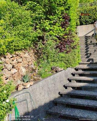 Treppenaufgang zum PKW Stellplatz