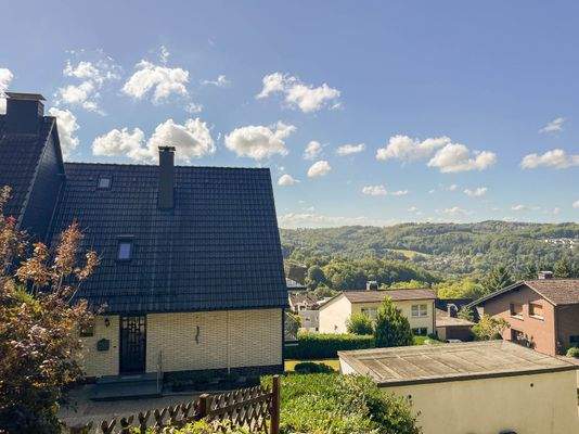 große Terrasse mit Garten
