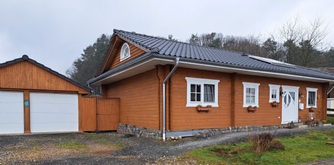 Ein Traum aus Holz!  Winkelbungalow mit Doppelgarage,  provisionsfrei!