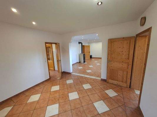 EG: Esszimmer mit Blick auf das Wohnzimmer