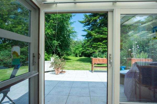 Blick nach draußen ins grüne