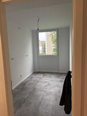 Leeres Zimmer mit Fenster