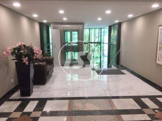 Treppenhaus mit Aufzug