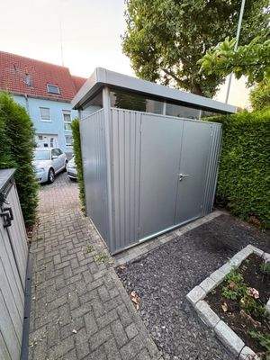 Vorgarten - Gerätehaus