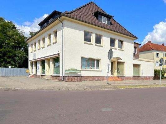 Eckgebäude mit 2 Wohneinheiten, 2 Gewerbeeinheiten und 6 Garagen