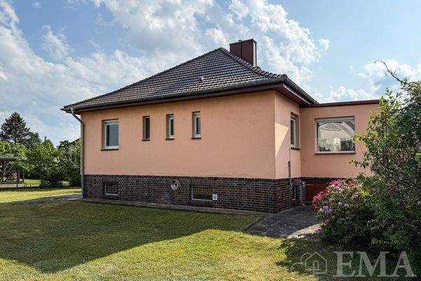 Hausansicht mit Blick vom Garten