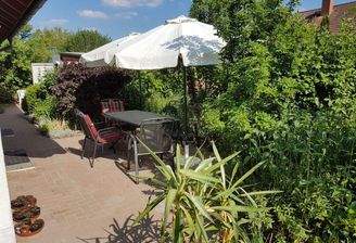 Südterrasse zur Garage.jpg