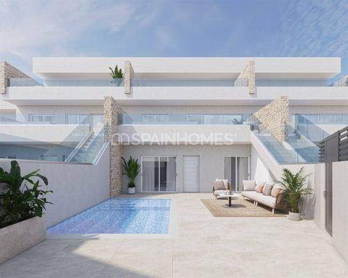 Homes with Private Pools and Gardens in Pilar de la Horadada