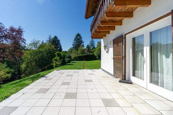 Südterrasse und Eingang