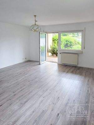 Wohnraum leer, Ausgang zur Terrasse