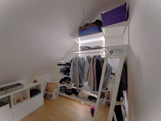 Begehbarer Kleiderschrank.jpg