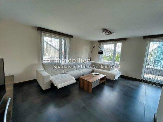 Wohnbereich mit Fensterfront