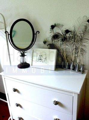 Kommode im großen Schlafzimmer