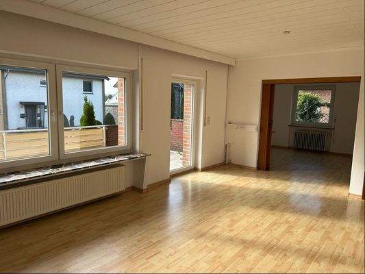 Wohnzimmer Erdgeschoss mit Blick zum Esszimmer