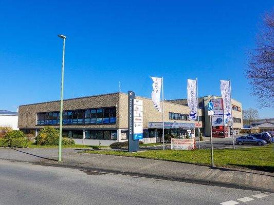 Zufahrt zum Bürohaus in guter Sichtlage