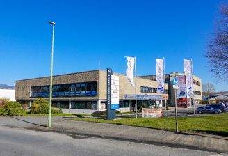 Zufahrt zum Bürohaus in guter Sichtlage