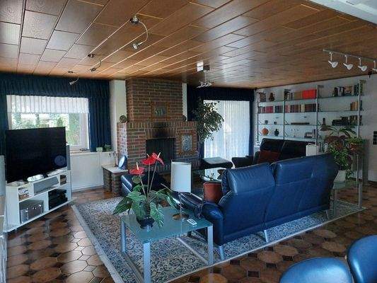 Wohnbereich mit offenem Kamin 