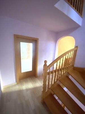 Flur OG mit Zugang zur Küche und Balkon