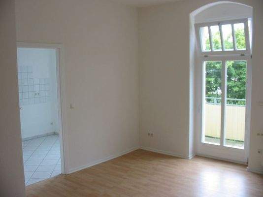 Wohnraumbeispiel mit Blick zur Küche