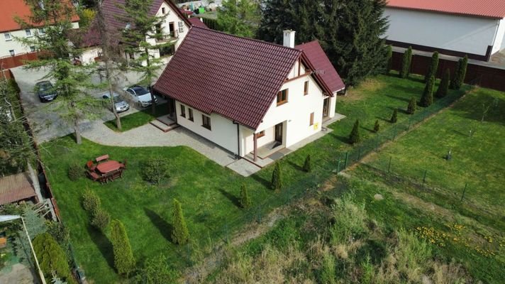 Jawor-dom-z-pieknym-ogrodem-sw