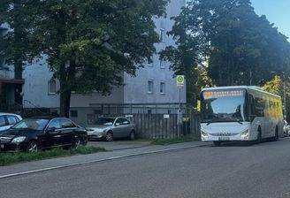 Straßenansicht mit Bushaltestelle vor dem Haus