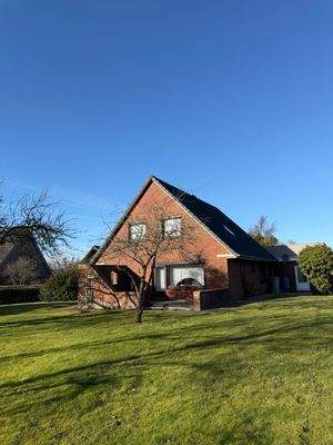 Hausansicht mit Garten (7)