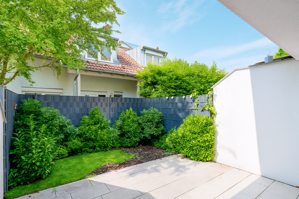 Terrasse mit kleinem Garten