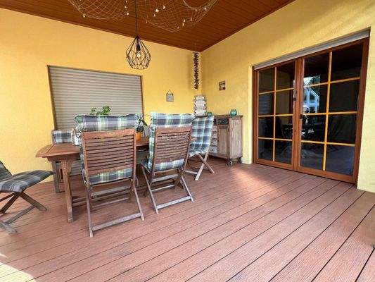 Überdachte große Terrasse