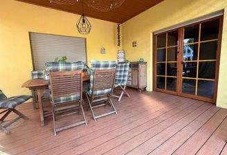 Überdachte große Terrasse