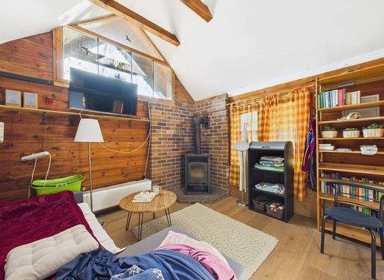 Wohnzimmer mit Kamin im Gartenhaus