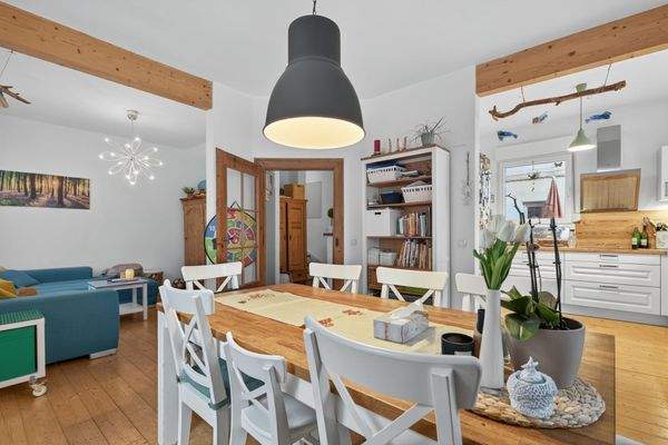 Esszimmer mit Blick in die Küche