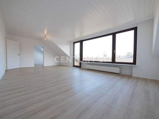 Wohn-/ Essbereich mit Balkon und angrenzendem halb