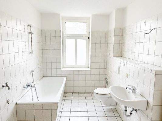 Tageslichtbad mit Badewanne, WC, Waschtisch und Waschmaschinenanschluss