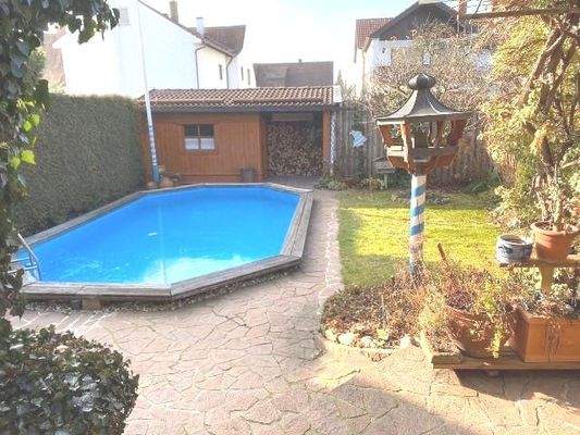 Pool und Gartenhäusschen mit Kaminholzablage
