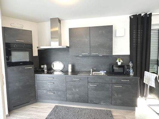 Moderne Küche mit Geräten