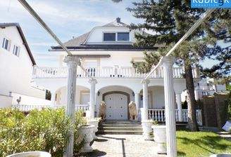 Vorgarten mit Blick zum Eingangsportal