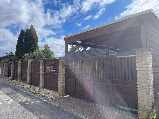 Einfahrt zum Carport